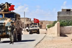 Xe quân sự của quân đội Thổ Nhĩ Kỳ tại Manbij, miền Bắc Syria. (Nguồn: AFP/TTXVN)