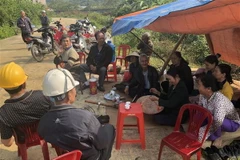 Người dân địa phương tập trung đông người phản đối dự án. (Ảnh: Ninh Đức Phương/TTXVN)