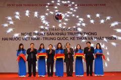 Đại biểu cắt băng khai mạc triển lãm Hình ảnh nghệ sỹ Mai Lan Phương - Trung Quốc. (Ảnh: Thanh Tùng/TTXVN)