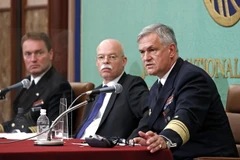 Tham mưu trưởng Hải quân Đức, Phó Đô đốc Kay-Achim Schonbac (phải) phát biểu tại một cuộc họp báo rằng nước này thể hiện cam kết lâu dài đối với khu vực Ấn Độ Dương-Thái Bình Dương. (Ảnh: Kyodo/TTXVN)