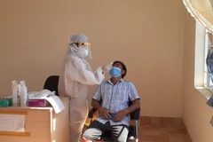 Xét nghiệm COVID-19 cho người dân. (Ảnh: Hoàng Nhị/TTXVN)