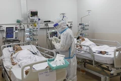 Các y, bác sỹ Bệnh viện hồi sức COVID-19 Thành phố Hồ Chí Minh tích cực theo dõi và điều trị tích cực bệnh nhân COVID-19 nặng. (Ảnh: Thanh Vũ/TTXVN)