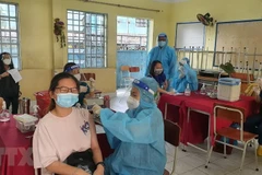 Tiêm vaccine phòng COVID-19 cho học sinh ở thành phố Thủ Dầu Một, tỉnh Bình Dương. (Ảnh: Văn Hướng/TTXVN)