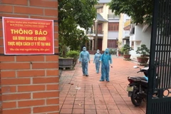 Sau khi phát hiện ca F0 tại phường Hoàng Quế, lực lượng chức năng thị xã Đông Triều đã đến truy vết, khoanh vùng, cách ly và lấy mẫu xét nghiệm các trường hợp liên quan đến ca F0. (Nguồn: laodong)