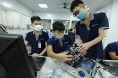 Nhân viên của Công ty Cổ phần Ứng dụng Công nghệ & CNC-Vina lắp ráp thiết bị máy trợ thở tại nhà máy. (Ảnh: Vũ Sinh/TTXVN)