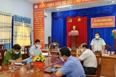 Ông Trần Tấn Công, Chủ tịch UBND huyện Trần Văn Thời báo cáo kết quả rà soát, kiểm tra của địa phương trước thông tin dư luận nêu. (Ảnh: Huỳnh Anh/TTXVN)