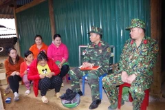 Cán bộ, chiến sỹ thuộc Tiểu đoàn bộ binh (Trung đoàn 741, Bộ Chỉ huy Quân sự tỉnh Điện Biên) tuyên truyền chủ trương, đường lối chính sách của Đảng, pháp luật Nhà nước đến người dân trên địa bàn xã Pá Mỳ, huyện Mường Nhé, tỉnh Điện Biên. (Ảnh: Nguyễn Xuân