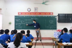 Sau khi phát hiện có 1 học sinh là F1, trường trường THPT Diễn Châu 4 đã áp dụng biện pháp cách ly một lớp thay vì cách ly toàn bộ các lớp như trước. (Ảnh: Bích Huệ/TTXVN)
