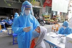 Lực lượng y tế xét nghiệm cho người dân. (Ảnh: Trần Việt/TTXVN)