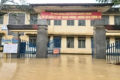 Nhiều cơ sở cách ly tập trung trên địa bàn huyện bị ngập lụt. (Nguồn: baoquangngai.vn)