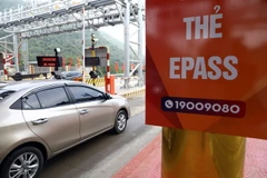 Thẻ ePass giúp lái xe ô tô lưu thông qua làn thu phí tự động, kích hoạt miễn phí tại trung tâm đăng kiểm, thanh toán trực tiếp khi lưu thông qua trạm bằng tài khoản ViettelPay. (Ảnh: Huy Hùng/TTXVN)