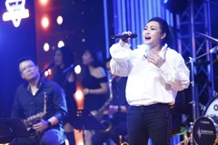 Ca sỹ Phương Thanh hát trong chương trình Cuộc hẹn cuối tuần, phát sóng ngày 6/11. (Nguồn: vtv)