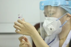 Phòng tiêm chủng vaccine COVID-19 tại trường Tiểu học Nguyễn Du, quận Hoàn Kiếm, Hà Nội. (Ảnh: Minh Quyết/TTXVN)