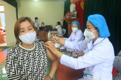 Tiêm vaccine cho người dân tại bệnh viện đa khoa quận Ngô Quyền. (Ảnh: An Đăng/TTXVN)