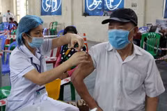 Người dân phường Kim Tân, thành phố Lào Cai, tiêm vaccine phòng chống COVID-19. (Ảnh: Quốc Khánh/TTXVN)