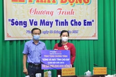 Các đơn vị trao bảng tượng trưng hỗ trợ Chương trình “Sóng và máy tính cho em” tại tỉnh Vĩnh Long. (Ảnh: Lê Thúy Hằng/TTXVN)