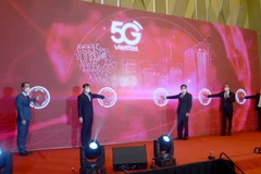 Đại diện tập đoàn Viettel và thành phố Đà Nẵng tiến hành nghi thức khai trương, đưa vào thử nghiệm dịch vụ mạng 5G. (Ảnh: Quốc Dũng/TTXVN)