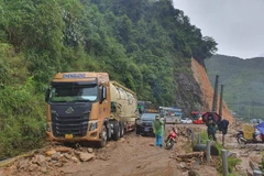 Giao thông bị ách tắc do sạt lở đất. (Ảnh: TTXVN phát)