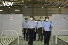 Chủ tịch UBND tỉnh Sóc Trăng kiểm tra bệnh viện dã chiến. (Nguồn: vov.vn)