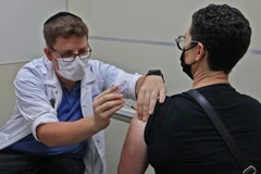 Nhân viên y tế Israel tiêm vaccine phòng COVID-19 cho người dân tại Jerusalem. (Ảnh: AFP/TTXVN)