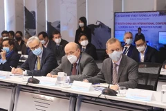 Thứ trưởng Ngoại giao Phạm Quang Hiệu và các đại biểu tham dự hội thảo. (Ảnh: Lâm Khánh/TTXVN)