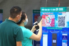 Thực hiện quét mã QR Code. (Ảnh: An Đăng/TTXVN)