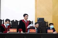 Thẩm phán, Chủ tọa Phiên tòa Nguyễn Xuân Văn tuyên án các bị cáo. (Ảnh: Phạm Kiên/TTXVN)