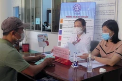 Người lao động được hướng dẫn các thủ tục hưởng hỗ trợ. (Ảnh: Xuân Triệu/TTXVN)