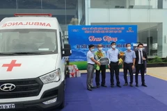 Lãnh đạo Ủy ban Nhân dân huyện Hòa Bình, tỉnh Bạc Liêu cùng đại diện Công ty Cổ phần điện gió Kosy Bạc Liêu và Công ty Cổ phần Năng lượng Hacom Bạc Liêu tại lễ trao tặng xe cứu thương. (Ảnh: Tuấn Kiệt/TTXVN)