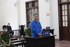 Bị cáo Vũ Xuân Hùng -nguyên trung tá Công an tỉnh Hoà Bình tại phiên toà xét xử. (Ảnh: Vũ Hà/TTXVN)