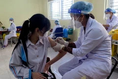 Tiêm vaccine phòng COVID-19 cho học sinh trường THPT Chuyên Thái Nguyên. (Ảnh: Thu Hằng/TTXVN)
