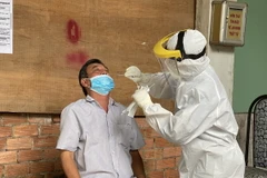 Nhân viên y tế lấy mẫu xét nghiệm cho người dân huyện Châu Thành, tỉnh Tây Ninh. (Ảnh: Thanh Tân/TTXVN)