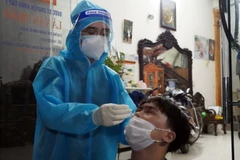 Lấy mẫu xét nghiệm sàng lọc COVID-19 cho người dân thành phố Phủ Lý, tỉnh Hà Nam. (Ảnh: Thanh Tuấn/TTXVN)