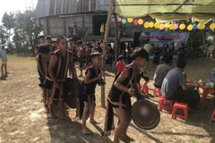 Các em nhỏ trong bộ trang phục thổ cẩm chơi cồng chiêng tại Lễ cúng Nước giọt để tạ ơn những điều tốt đẹp mà Yàng Ia (Thần nước) đã mang đến cho dân làng. (Ảnh: Khoa Chương/TTXVN)