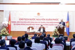 Chủ tịch nước gặp gỡ cộng đồng người Việt Nam tại Campuchia 