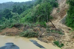 Mưa to nhiều ngày khiến đất đá tại km 100+200 Quốc lộ 19C, khu vực Đèo Trà Kê, thôn Ma Gú, xã Sơn Phước, huyện Sơn Hòa, Phú Yên bị sạt lở trưa 30/11. (Ảnh: TTXVN phát)