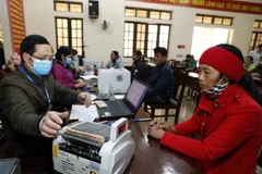 Làm thủ tục cho hộ nghèo và đối tượng chính sách vay vốn tại điểm giao dịch xã Yên Lãng, huyện Thanh Sơn, tỉnh Phú Thọ. (Ảnh: Trần Việt/TTXVN)