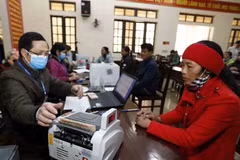 Làm thủ tục cho hộ nghèo và đối tượng chính sách vay vốn tại điểm giao dịch xã Yên Lãng, huyện Thanh Sơn, tỉnh Phú Thọ. (Ảnh: Trần Việt/TTXVN)