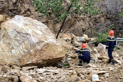 Lực lượng cứu hộ có mặt tại hiện trường. (Ảnh: Tường Quân/TTXVN)