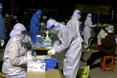 Lực lượng chức năng huyện biên giới Kỳ Sơn, tỉnh Nghệ An, căng mình xuyên đêm truy vết, xét nghiệm để khẩn trương bóc tách các trường hợp F1 ra khỏi cộng đồng. (Ảnh: Văn Tý/TTXVN)