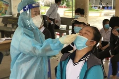 Lấy mẫu gộp xét nghiệm tầm soát SARS-CoV-2. (Ảnh: Phan Sáu/TTXVN)