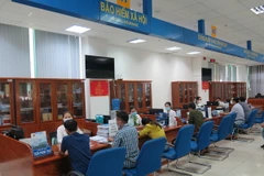 Khu vực tiếp nhận hồ sơ giải quyết thủ tục hành chính. (Ảnh: Minh Hưng/TTXVN)