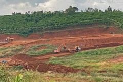 Khu vực san ủi, cải tạo mặt bằng tại hẻm Phùng Hưng, đường Phan Đình Phùng, phường Lộc Tiến, thành phố Bảo Lộc, có dấu hiệu phân lô, bán nền. (Ảnh: Nguyễn Dũng/TTXVN)