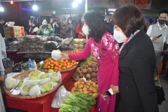 Lãnh đạo sở Công Thương Hà Nội tham quan các gian hàng. (Ảnh: Phương Anh/TTXVN)