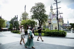 Du khách quốc tế khám phá không gian du lịch “Đảo Ngọc” Phú Quốc. (Ảnh: Hồng Đạt/TTXVN)