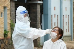 Lấy mẫu xét nghiệm sàng lọc cho người dân phường Tân Lập, thành phố Buôn Ma Thuột. (Ảnh: Tuấn Anh/TTXVN)