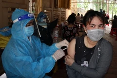 Tiêm veccine cho người dân phường Vĩnh Quang, thành phố Rạch Giá, tỉnh Kiên Giang. (Ảnh: Lê Sen/TTXVN)