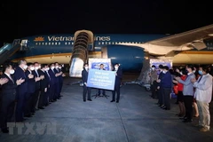 Đại tướng Phan Văn Giang, Ủy viên Bộ Chính trị, Bộ trưởng Bộ Quốc phòng bàn giao cho Bộ trưởng Bộ Y tế Nguyễn Thanh Long 1.540.000 liều vaccine Astrazeneca do Chính phủ Nhật Bản viện trợ không hoàn lại. (Ảnh: Phạm Kiên/TTXVN)