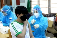 Nhân viên y tế tiêm vaccine phòng COVID-19 cho trẻ từ 12 đến 17 tuổi. (Ảnh: Nguyễn Thanh/TTXVN)