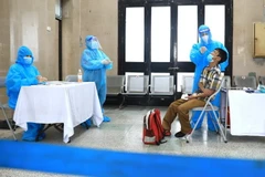 Nhân viên y tế lấy mẫu xét nghiệm COVID-19. (Ảnh: Thành Đạt/TTXVN)